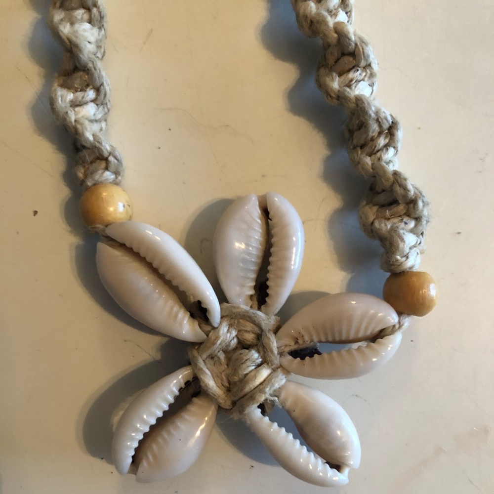 Flower puka shell and beaded hemp necklace
